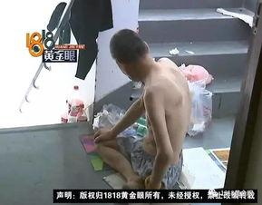 吃瓜精神小伙楼道打人