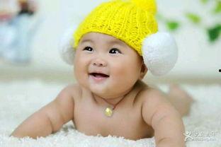 吃瓜宝宝拍照,萌态十足引网友热议